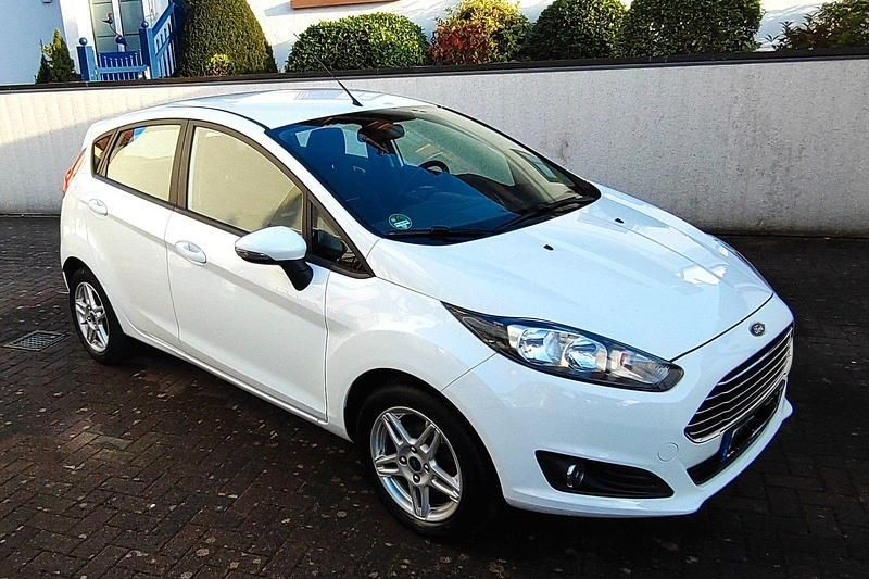 Weiß Gebraucht 2014 Ford Fiesta SYNC Edition Kleinwagen | 5.249 € - Bild 1/4