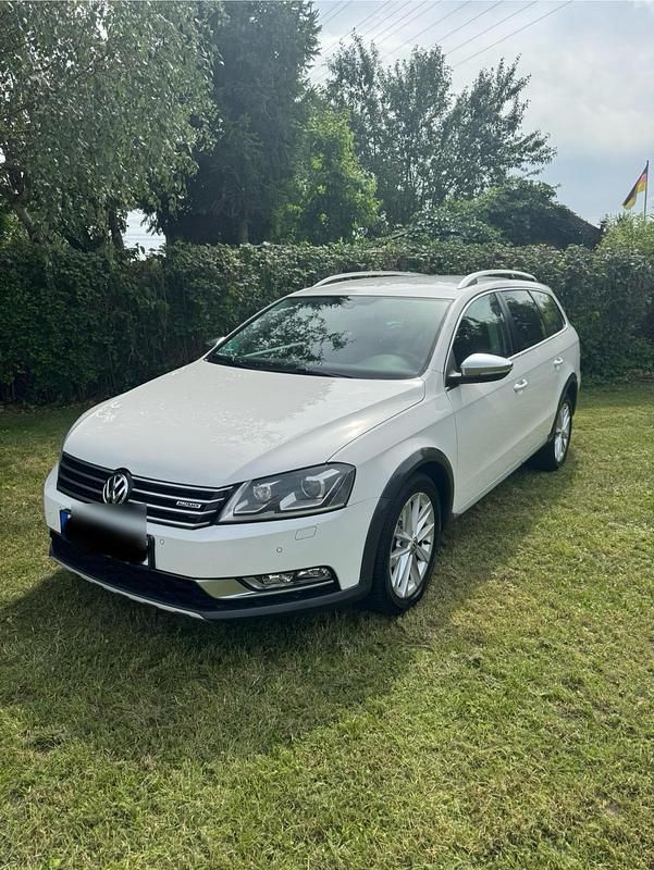 Weiß Gebraucht 2013 VW Passat Alltrack Kombi | 7.299 € (Superpreis) - Bild 1/4
