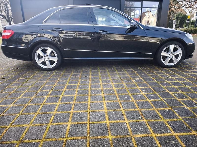 Gebraucht Mercedes E300 231 PS (169 kW) 2012 Schwarz Limousine