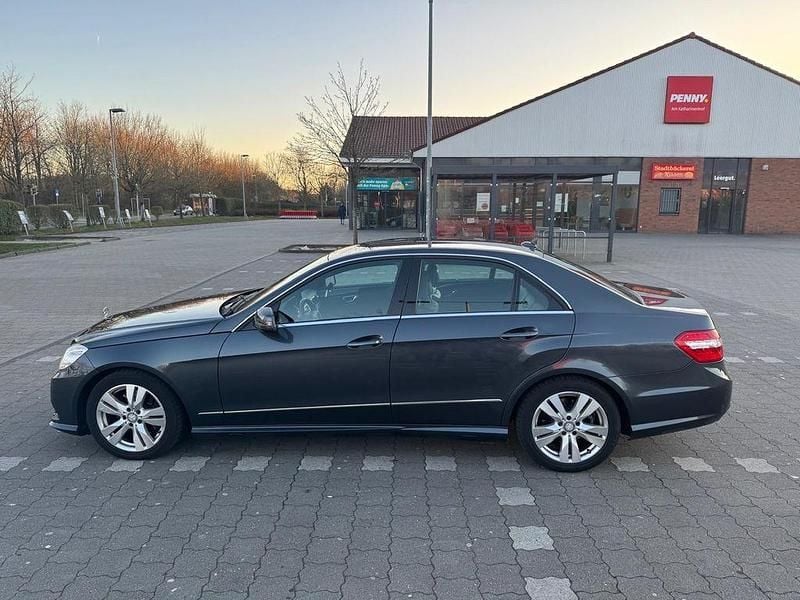 Grau Gebraucht 2012 Mercedes E200 Avantgarde Limousine | 11.400 € (Guter Preis) - Bild 1/4