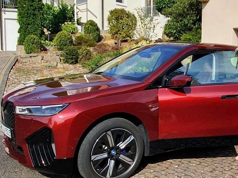 Rot Gebraucht 2021 BMW iX SUV | 58.400 € (Fairer Preis) - Bild 1/4