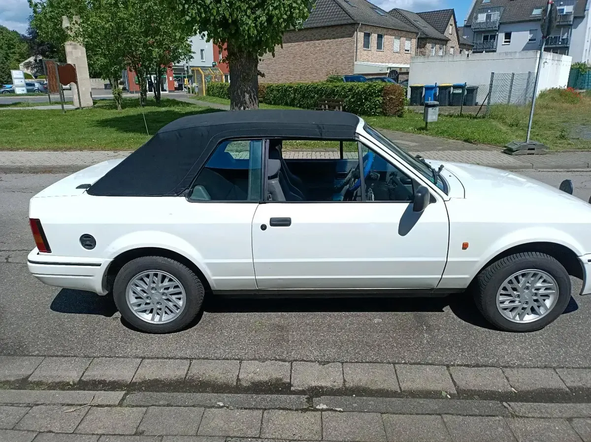 Gebraucht Ford Escort Cabriolet 102 PS (75 kW) 1989 Weiß Cabrio