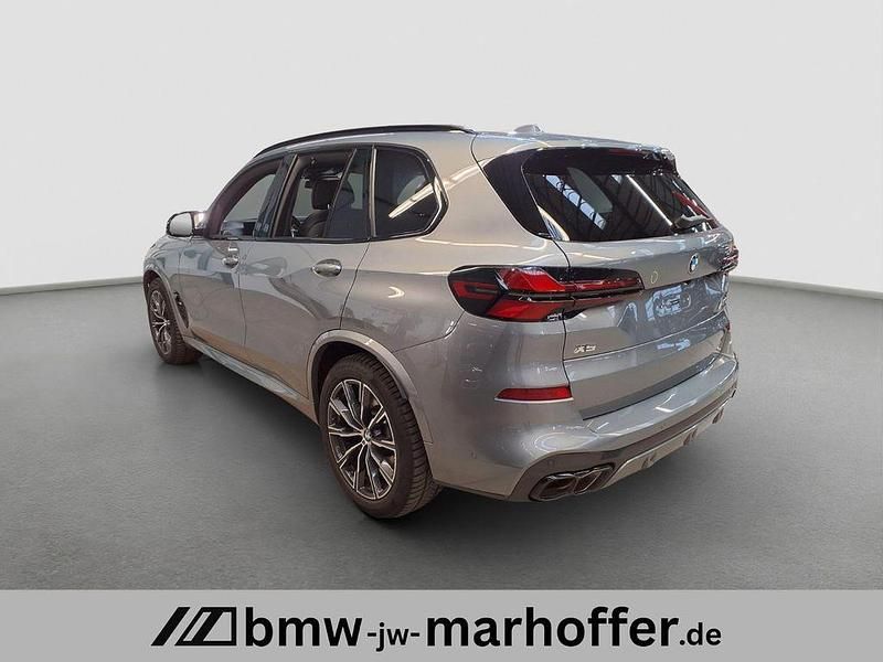 Grau (skyscraper grau metallic) Gebraucht 2023 BMW X5 M Sport SUV | 93.900 € - Bild 1/2