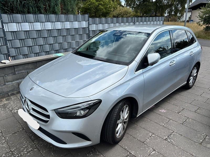 Silber Gebraucht 2019 Mercedes B180 Van / Kleinbus | 21.600 € (Guter Preis) - Bild 1/4