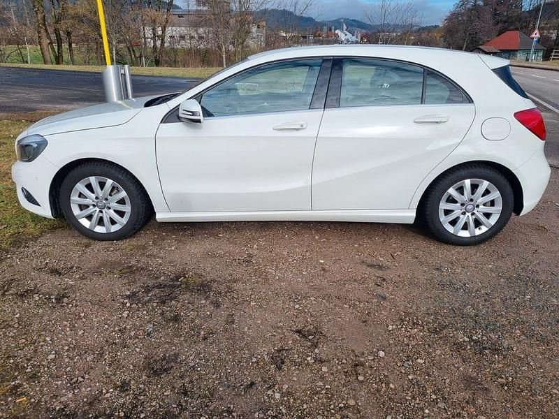 Gebraucht Mercedes A180 122 PS (89 kW) 2014 Weiß Limousine