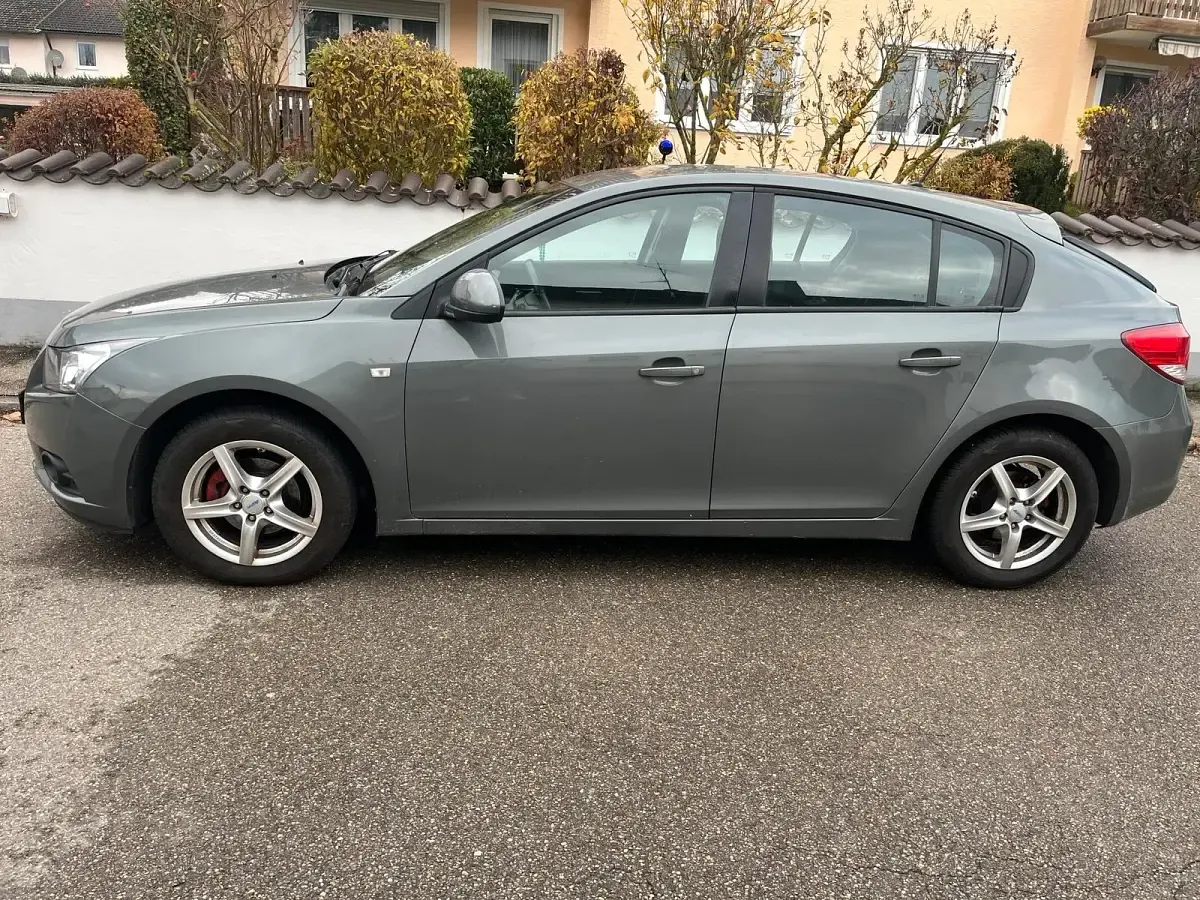 Usado Chevrolet Corsica 141 HP (103 kW) 2012 Cinzento Sedan