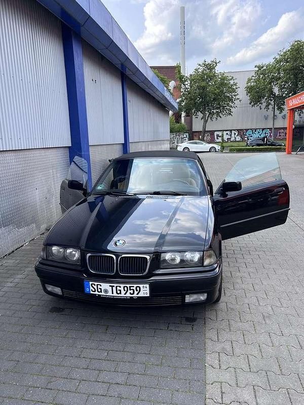 Schwarz Gebraucht 1996 BMW 320 Cabriolet Sport Line Cabrio | 6.825 € (Superpreis) - Bild 1/4