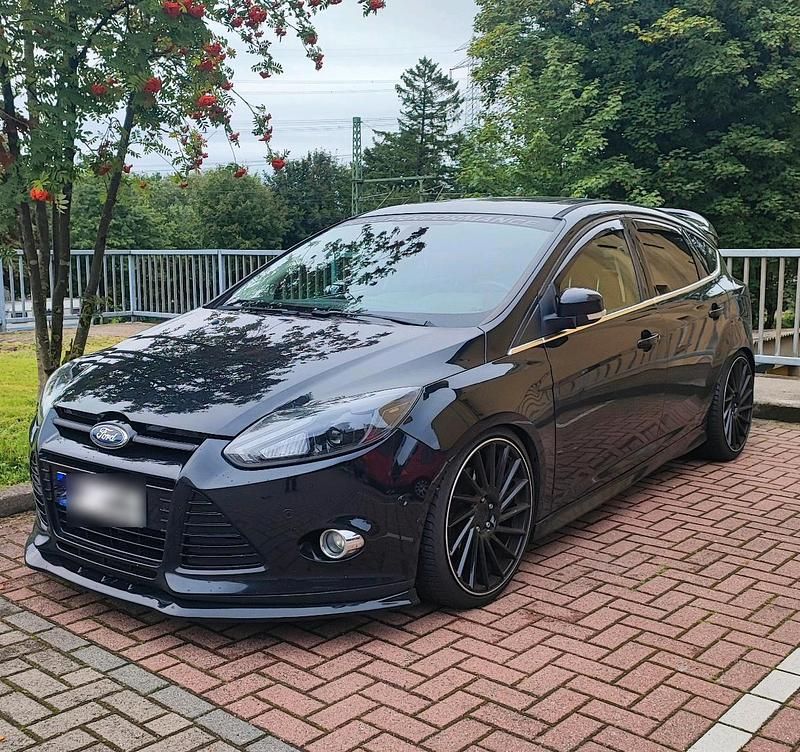 Schwarz Gebraucht 2011 Ford Focus ST Limousine | 9.690 € - Bild 1/4