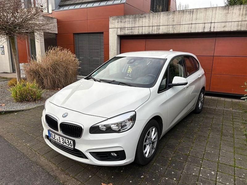 Weiß Gebraucht 2016 BMW 218 Active Tourer Van / Kleinbus | 10.710 € (Fairer Preis) - Bild 1/3