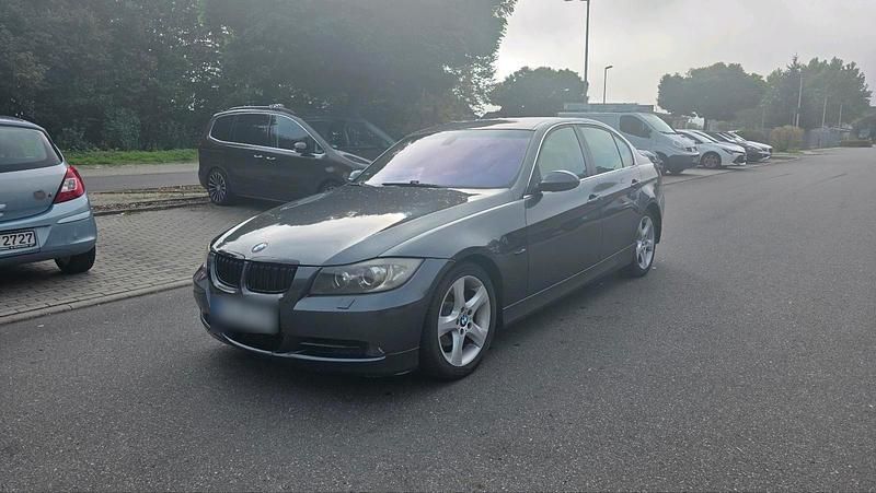 Grau Gebraucht 2005 BMW 325 Limousine | 4.099 € - Bild 1/4