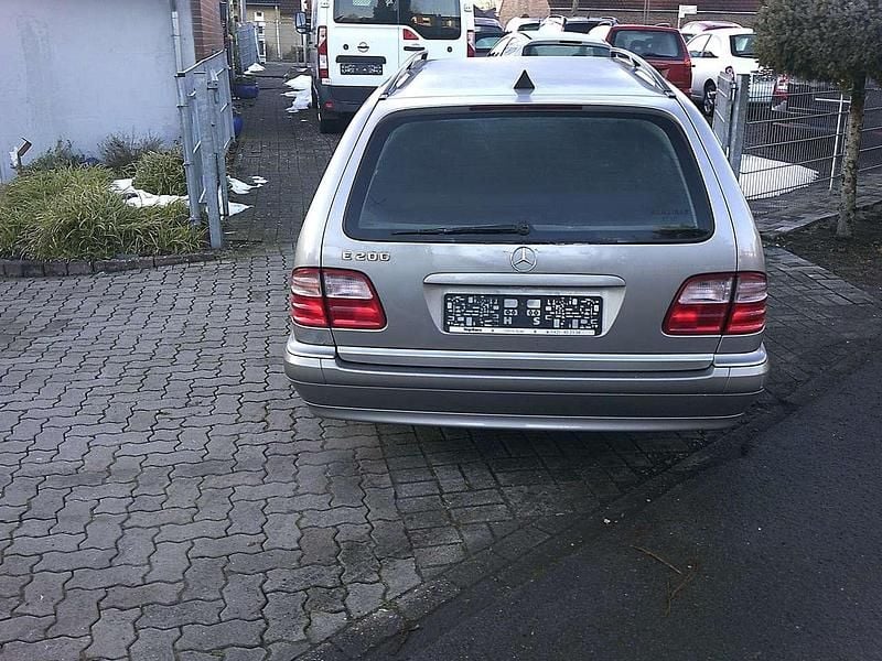 Gebraucht Mercedes E200 Elegance 163 PS (119 kW) 2003 Grau Kombi