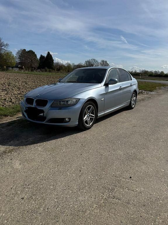 Gebraucht BMW 318 143 PS (105 kW) 2009 Silber Limousine