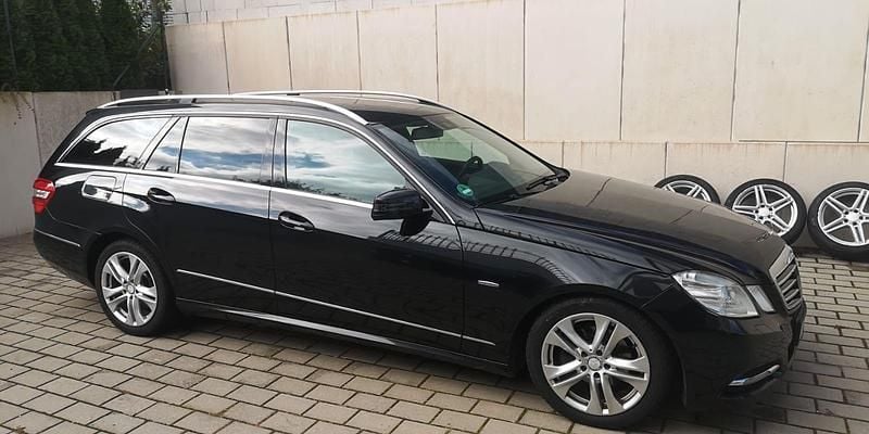 Schwarz Gebraucht 2012 Mercedes 220 Avantgarde Kombi | 6.699 € (Superpreis) - Bild 1/4
