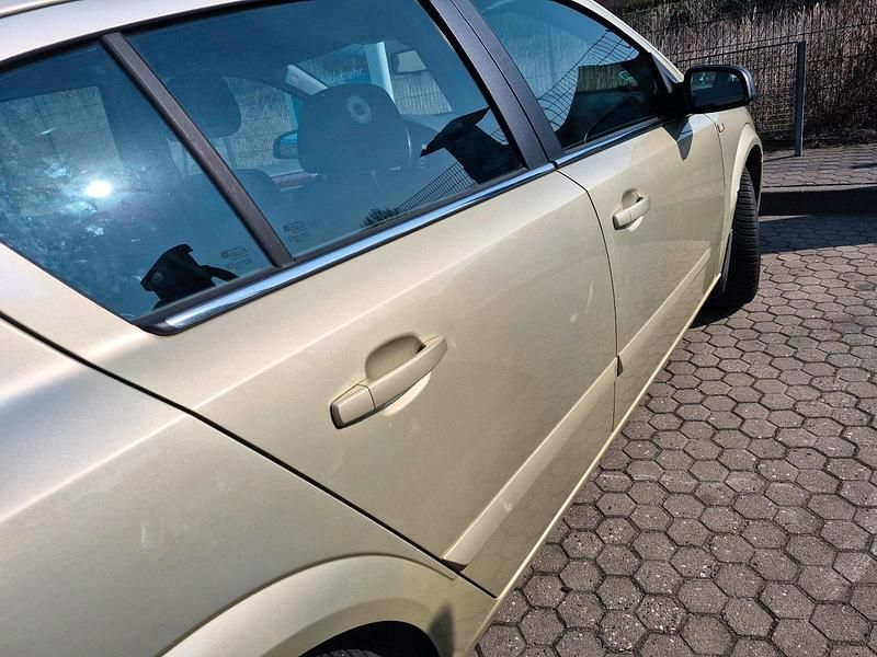 Gebraucht Opel Astra 116 PS (85 kW) 2005 Gold Limousine