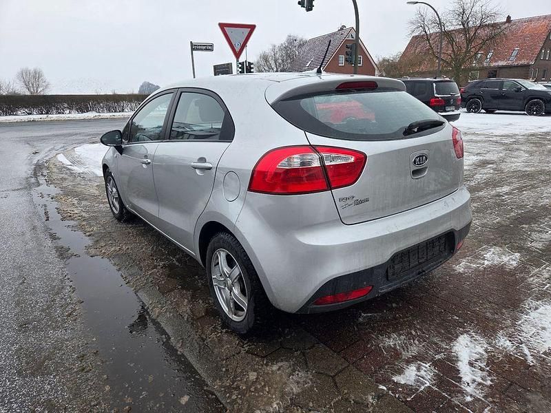 Gebraucht Kia Rio Edition 7 109 PS (80 kW) 2012 Silber Limousine