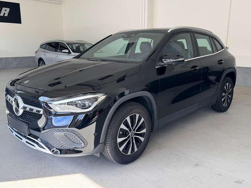 Nachtschwarz Gebraucht 2022 Mercedes GLA180 Style SUV | 31.900 € (Fairer Preis) - Bild 1/4