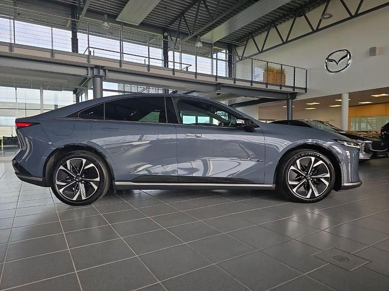 Neu Mazda 6e 60 kW (82 PS) 2026 Grau Limousine