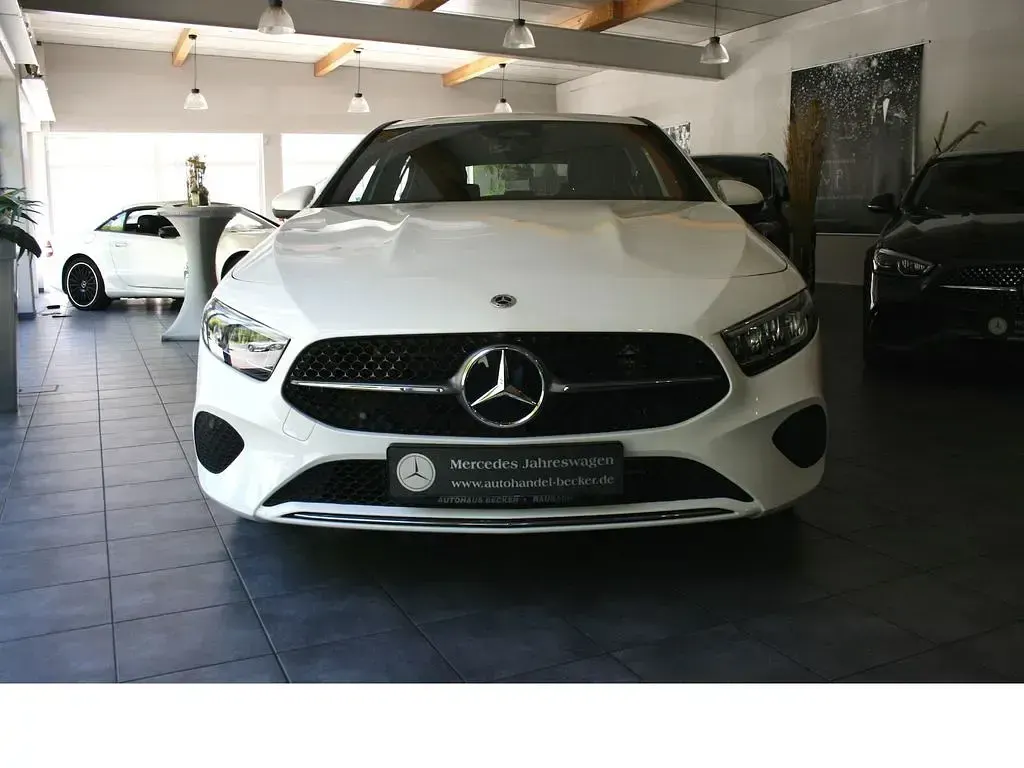 Second-hand Mercedes A200 Advanced 150 CP (110 kW) 2025 Alb Berlinǎ