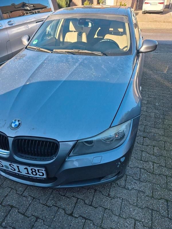 Grau Gebraucht 2010 BMW 320 Limousine | 5.000 € (Guter Preis) - Bild 1/4