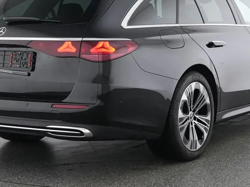 Gebraucht Mercedes E220 Avantgarde 197 PS (144 kW) 2025 Schwarz Limousine