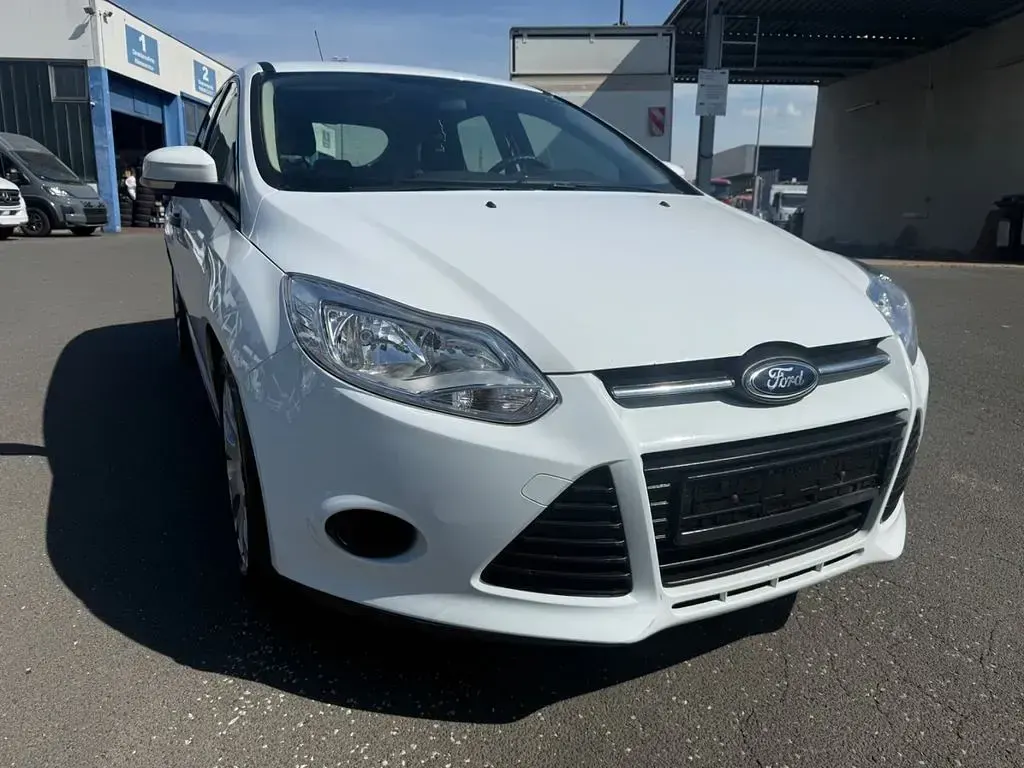Usado Ford Focus Ambiente 101 CV (74 kW) 2013 Blanco Berlina
