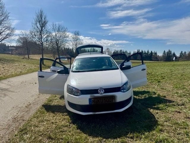 Weiß Gebraucht 2013 VW Polo Trendline Kleinwagen | 6.250 € (Fairer Preis) - Bild 1/4