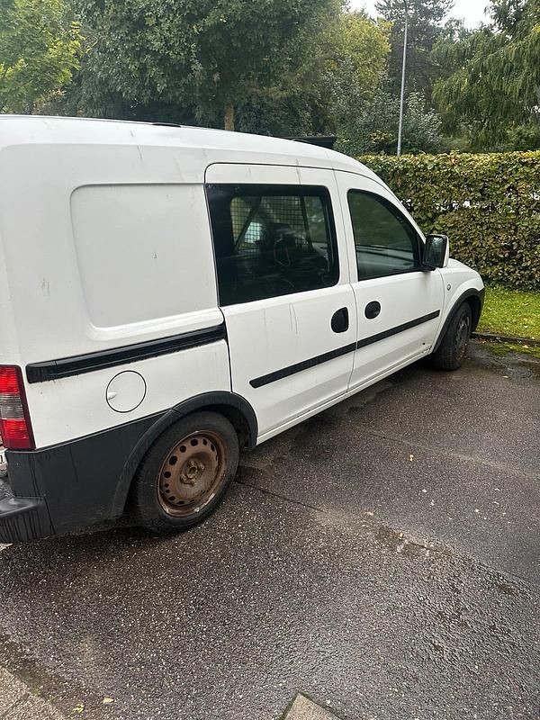 Weiß Gebraucht 2011 Opel Combo Van / Kleinbus | 2.550 € - Bild 1/3