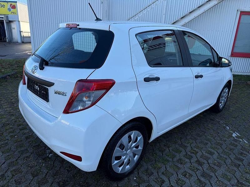 Gebraucht Toyota Yaris 69 PS (50 kW) 2012 Weiß Limousine