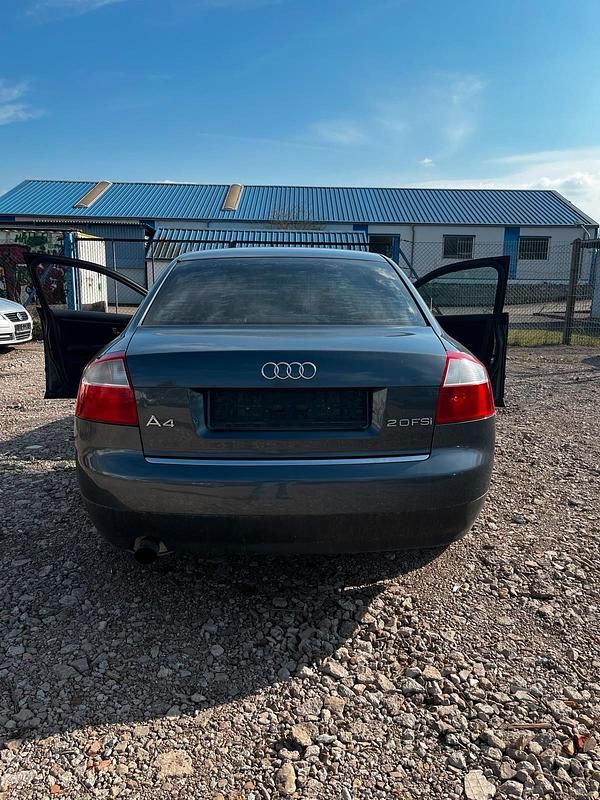 Grau Gebraucht 2004 Audi A4 Limousine | 900 € (Superpreis) - Bild 1/4