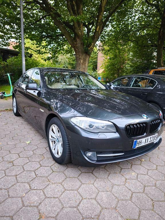 Grau Gebraucht 2010 BMW 523 Limousine | 9.900 € (Fairer Preis) - Bild 1/4