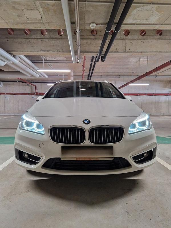 Weiß Gebraucht 2017 BMW 218 Gran Tourer Luxury Line Van / Kleinbus | 10.500 € (Superpreis) - Bild 1/4