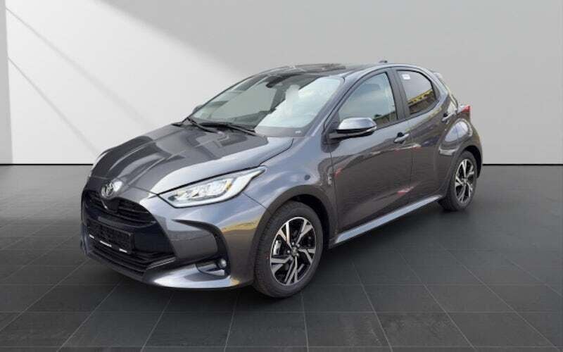 Grau Neu 2025 Toyota Yaris Hybrid Comfort Limousine | 23.480 € (Superpreis) - Bild 1/4