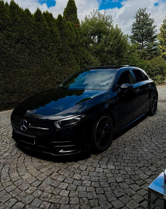 Schwarz Gebraucht 2019 Mercedes A250 AMG line Kleinwagen | 26.750 € (Fairer Preis) - Bild 1/4
