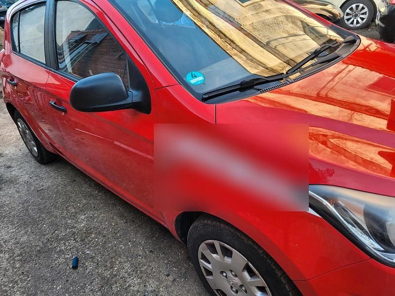 Gebraucht Hyundai i20 85 PS (62 kW) 2013 Rot Kleinwagen