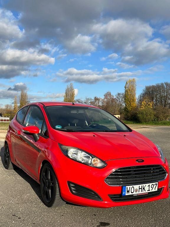 Gebraucht Ford Fiesta 80 PS (58 kW) 2014 Rot Limousine
