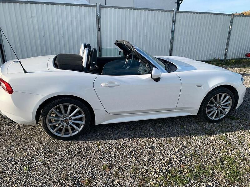 Weiß Gebraucht 2016 Fiat 124 Spider Lusso Cabrio | 16.950 € (Guter Preis) - Bild 1/4
