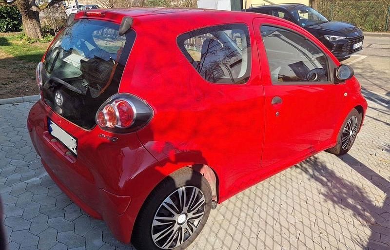 Gebraucht Toyota Aygo 68 PS (50 kW) 2010 Rot Kleinwagen