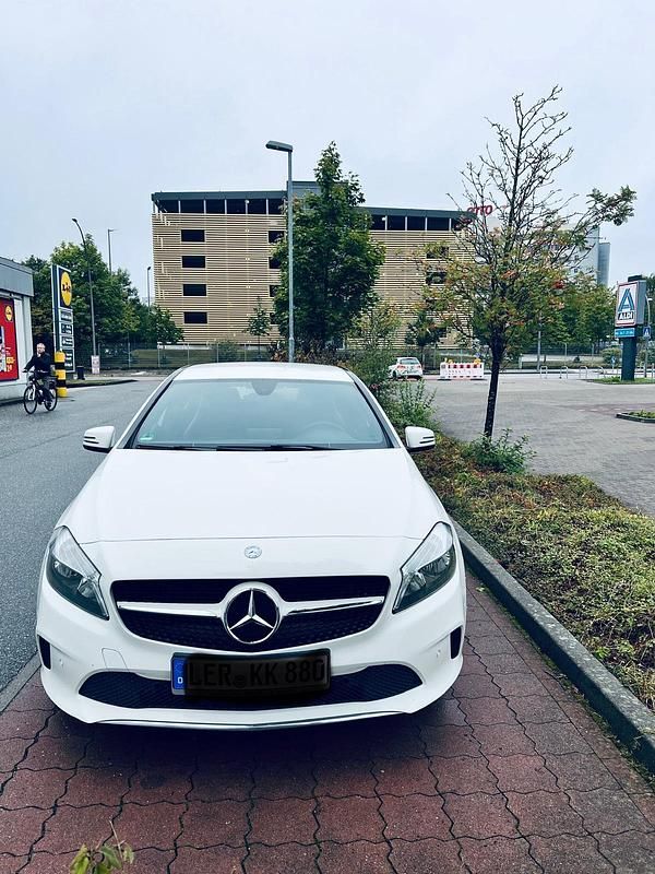 Weiß Gebraucht 2016 Mercedes A180 Limousine | 12.950 € (Fairer Preis) - Bild 1/4