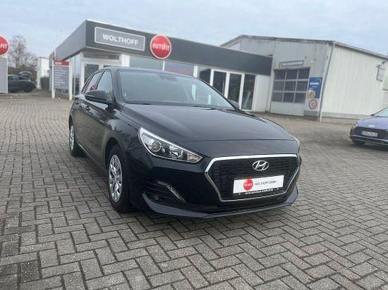 Gebraucht Hyundai i30 Select 120 PS (88 kW) 2019 Schwarz Limousine