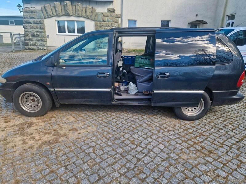 Schwarz Gebraucht 1999 Chrysler Voyager Van / Kleinbus | 900 € - Bild 1/4