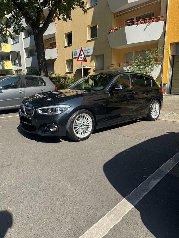 Schwarz Gebraucht 2019 BMW 118 Sport Line Kleinwagen | 12.999 € (Superpreis) - Bild 1/4