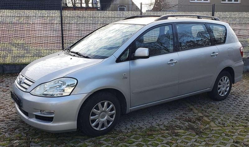 Silber Gebraucht 2004 Toyota Avensis Kombi | 2.500 € (Fairer Preis) - Bild 1/4
