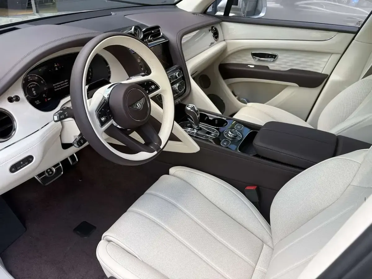 Neu Bentley Bentayga 650 PS (478 kW) 2026 Silber SUV