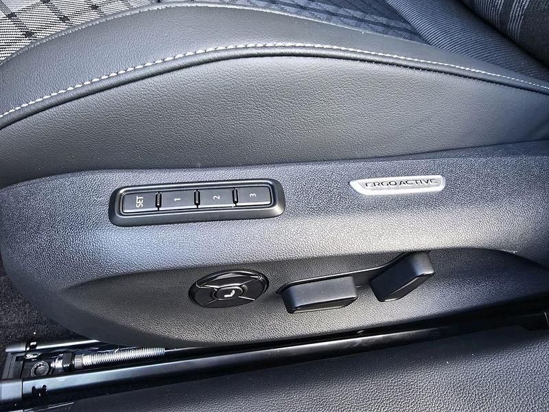 Gebraucht VW Passat R 265 PS (194 kW) 2026 Schwarz Kombi