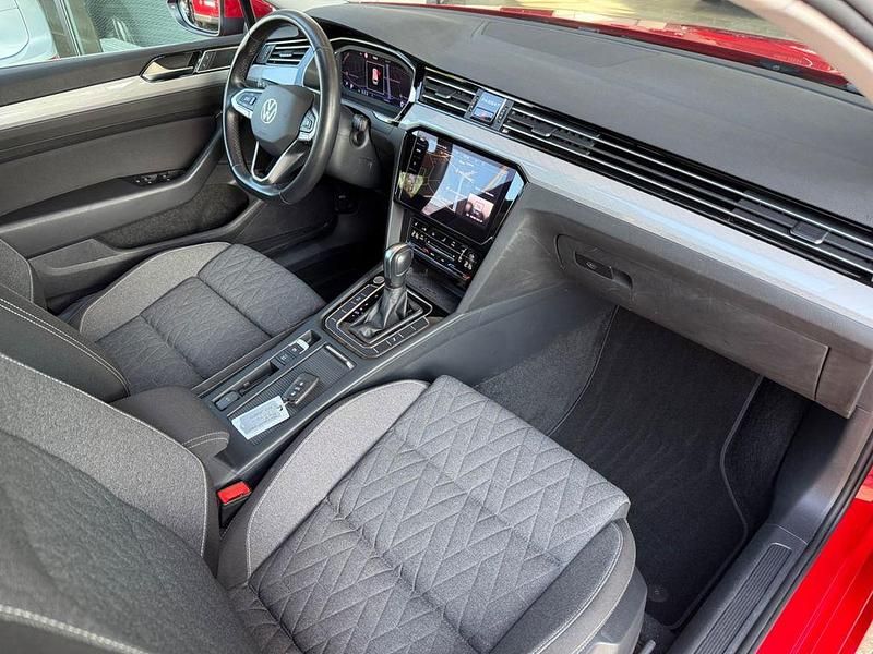 Gebraucht VW Passat Business 122 PS (89 kW) 2023 Rot Limousine