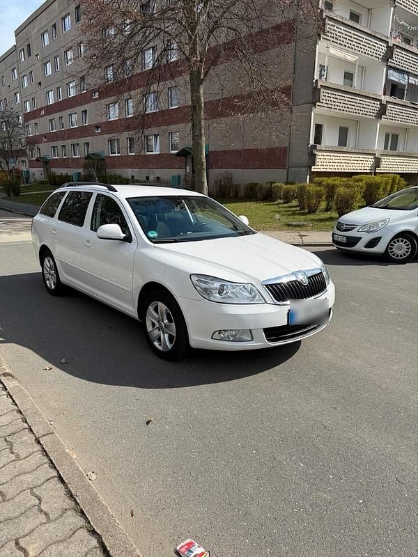 Gebraucht Skoda Octavia 105 PS (77 kW) 2011 Weiß Kombi