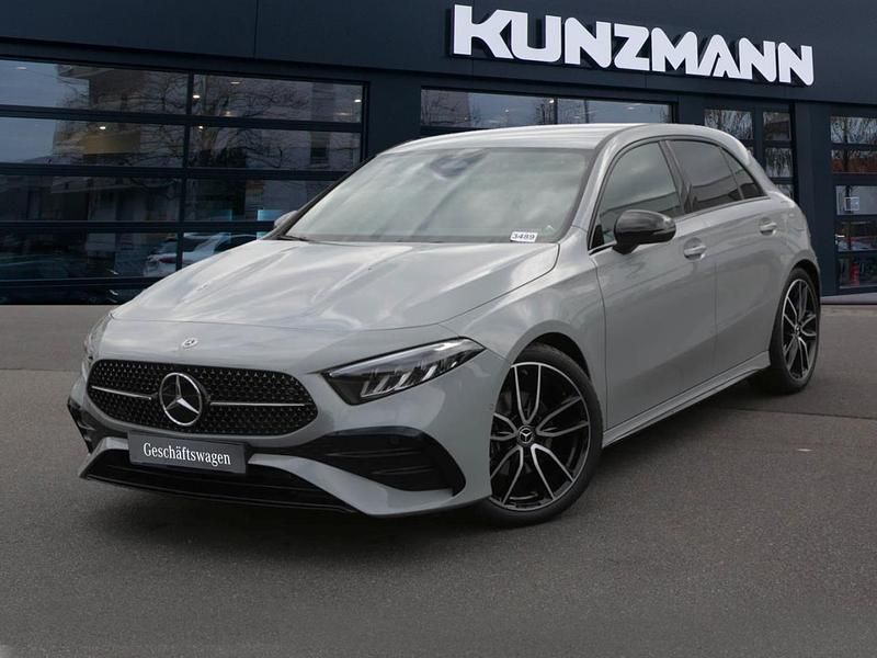 Manufaktur lack manufaktur alp Gebraucht 2025 Mercedes A200 AMG Limousine | 34.240 € (Fairer Preis) - Bild 1/4