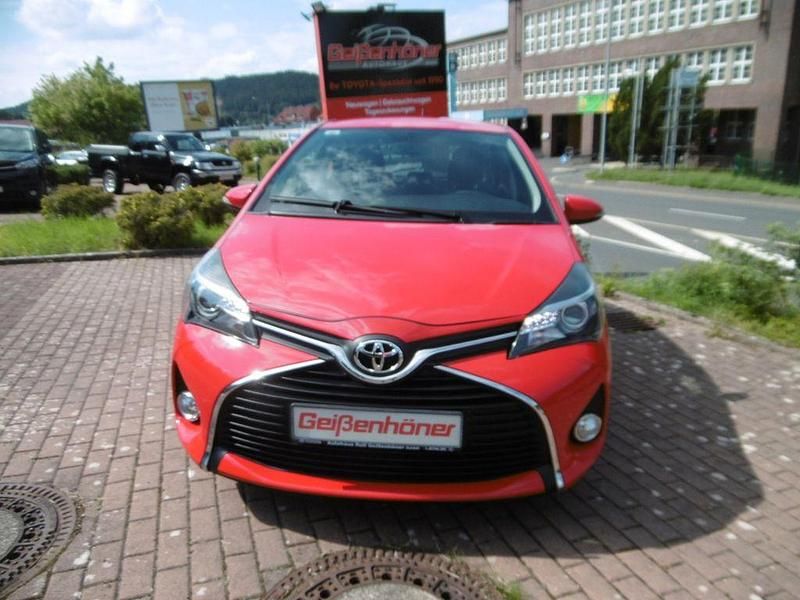 Rot Gebraucht 2015 Toyota Yaris Comfort Limousine | 9.490 € (Fairer Preis) - Bild 1/4