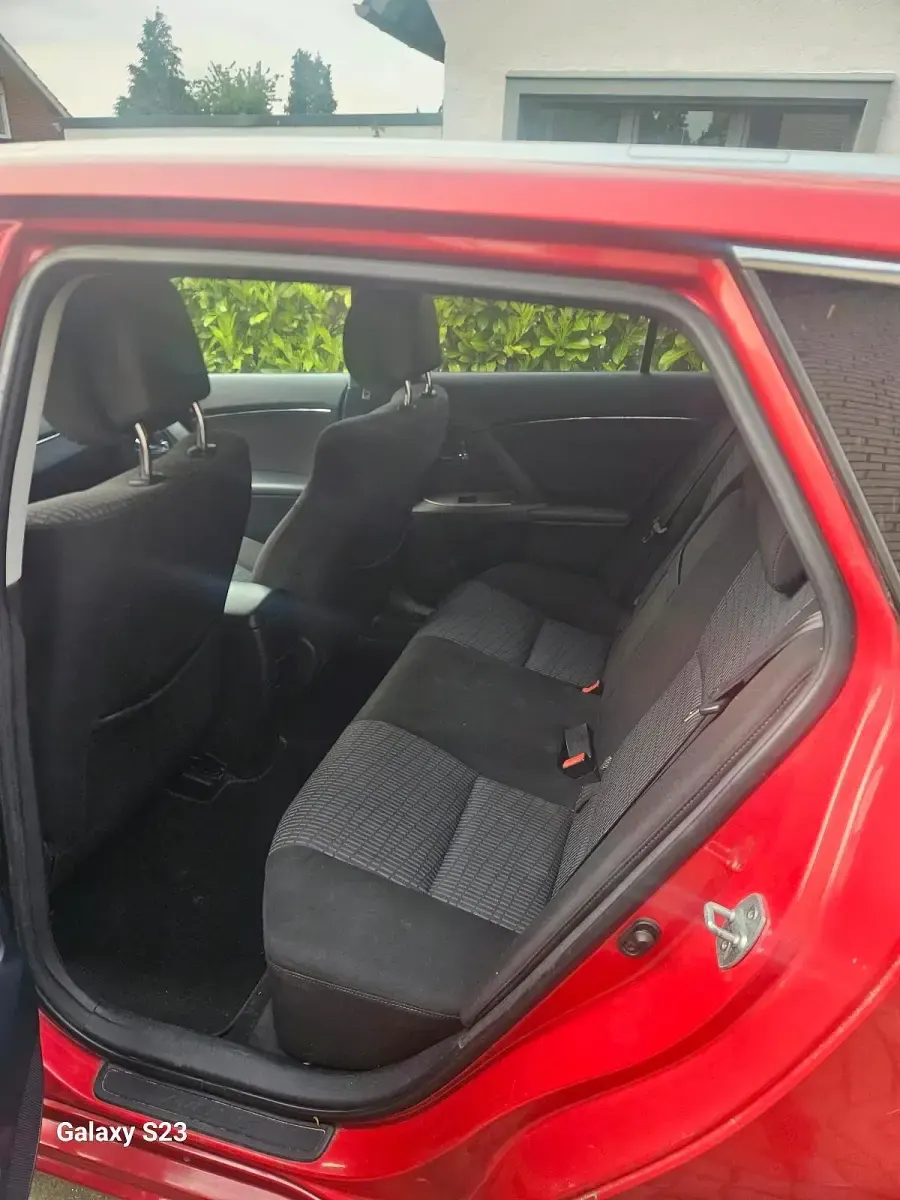 Gebraucht Toyota Avensis T2 150 PS (110 kW) 2011 Rot Kombi