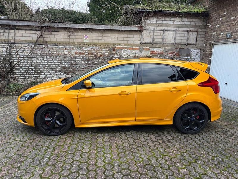 Gebraucht Ford Focus ST 250 PS (183 kW) 2013 Orange Limousine